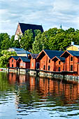 Porvoo (Borg), gli antichi magazzini rosso ruggine allineati lungo le rive del fiume Porvoonjoki, vera icona della citt.  